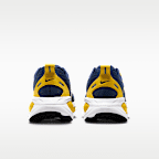 Tenis de correr en pavimento para hombre Nike College Vomero 18 (Michigan)