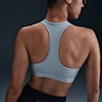 Bra deportivo con almohadilla de media sujeción para mujer Nike Swoosh