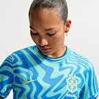 Playera de fútbol de manga corta Nike Dri-FIT para antes del partido para mujer Brazil