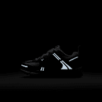Tenis con detalles reflejantes para niños talla pequeña Nike Vomero 5