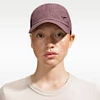 Nike Dri-FIT Club Gorra sin estructura con logotipo Swoosh metálico