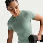 Nike Universa kortærmet Dri-FIT-trøje til kvinder