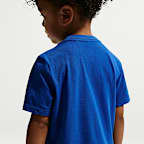 Conjunto de playera y shorts de futbol con gráficos infantil Nike