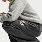 Pantaloni in fleece con orlo aperto Nike Solo Swoosh – Uomo