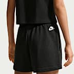 กางเกงขาสั้นเอวปานกลางผู้หญิง Nike Sportswear Club Fleece