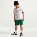 Nike Sportswear Set aus T-Shirt mit Tasche und French Terry-Shorts (jüngere Kinder)