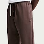 Pants de básquetbol Therma-FIT cepillados con dobladillo abierto para hombre Nike Standard Issue