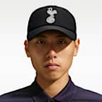 Cappello Tottenham Hotspur 2026/27 Club Poly 5P Winter Chrome Pack Cappello Nike Club Poly 5P Winter Chrome Pack