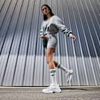 รองเท้าผู้หญิง Nike V2K Run พร้อมส่วนเน้นสะท้อนแสง