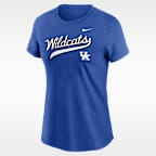 Playera universitaria Nike para mujer Kentucky Athletic Prep Arch Local Script
