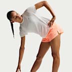 Nike Swift Breathe Dri-Fit Laufshorts mit integriertem Slip und mittelhohem Bund (Damen, ca. 6,5 cm)