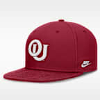 Gorra universitaria Nike Dri-FIT ajustada para hombre Oklahoma Sooners Legacy True