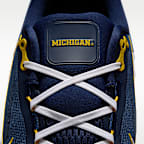 Tenis de correr en pavimento para hombre Nike College Vomero 18 (Michigan)