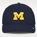 Gorra universitaria marca Jordan Dri-FIT para hombre Michigan Sideline Practice