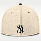 Gorra Nike Dri-FIT de la MLB para hombre New York Yankees Statement Rise Swoosh
