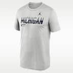 Playera universitaria marca Jordan Dri-FIT para hombre Michigan Sideline Legend