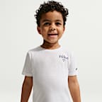 Playera con gráfico Soccer World Tour infantil Nike