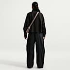 Pants ligeros de tiro medio con protección UV para mujer Nike Sportswear