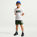 Playera con gráfico de varios deportes de corte cuadrado para niños talla pequeña Nike