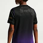 Replika venkovního fotbalového dresu FC Barcelona 2026/27 Stadium Kobe Dri-FIT pro větší děti