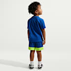 Conjunto de playera y shorts de futbol con gráficos infantil Nike