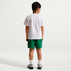 Nike Sportswear Set aus T-Shirt mit Tasche und French Terry-Shorts (jüngere Kinder)
