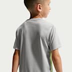 Conjunto de dos piezas con shorts deportivos Dri-FIT para niños talla pequeña Nike