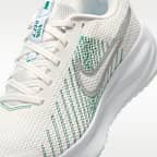 รองเท้าวิ่งโร้ดรันนิ่งผู้หญิง Nike Run Defy