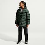 Chamarra acolchada Therma-FIT de ajuste holgado de largo medio para niños talla grande Nike Sportswear All Day Play