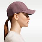 Nike Dri-FIT Club Gorra sin estructura con logotipo Swoosh metálico
