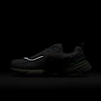Tenis con detalles reflejantes para mujer Nike V2K Run