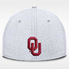 Gorra universitaria marca Jordan Dri-FIT para hombre Oklahoma Classic Swooshflex