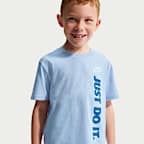 Conjunto de playera con gráfico "Just Do It" y shorts de malla para niños talla pequeña Nike Sportswear