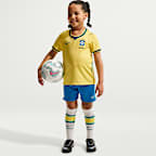 Kit de 3 piezas de fútbol Nike Replica para niños talla pequeña Brazil local 2026 Stadium