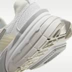 รองเท้าผู้หญิง Nike V2K Run พร้อมส่วนเน้นสะท้อนแสง