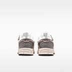 Tenis con detalles reflejantes para niños talla pequeña Nike Vomero 5