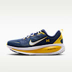 Tenis de correr en pavimento para hombre Nike College Vomero 18 (Michigan)