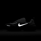 รองเท้าผู้หญิง Nike V2K Run พร้อมส่วนเน้นสะท้อนแสง