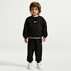 Nike Essentials zweiteiliges Fleece Set mit Rundhalsshirt (jüngere Kinder)