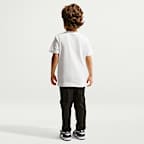 Κεντημένο T-Shirt Futura Nike Sportswear για μικρά παιδιά