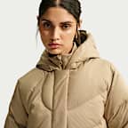 Nike Sportswear Swoosh Series Storm-FIT Daunenjacke mit Kapuze und weiter Passform (Damen)
