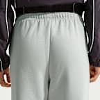 Nike Studio Fleece Medium Weight Hose mit mittelhohem Bund und offenem Saum (Damen)