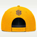 Gorra universitaria Nike Dri-FIT ajustable y con estructura A-Frame para hombre LSU Legacy Letter & Location Rise