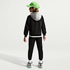 Nike Lifestyle 3-teiliges Set aus Hoodie und T-Shirt für jüngere Kinder