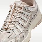 Tenis con detalles reflejantes para mujer Nike P-6000