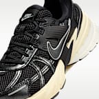 ナイキ V2K ラン ウィメンズシューズ リフレクティブ (再帰反射) アクセント付き