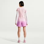 กางเกงขาสั้นเอวปานกลางผู้หญิง Nike Sportswear Phoenix Fleece