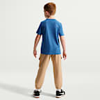Playera con gráfico de varios deportes de corte cuadrado para niños talla pequeña Nike