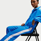 Joggers de tiro medio holgados con protección contra los rayos UV para mujer Nike Sportswear Classic Wovens