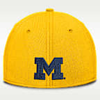 Gorra universitaria marca Jordan para hombre Dri-FIT Michigan Classic Swooshflex